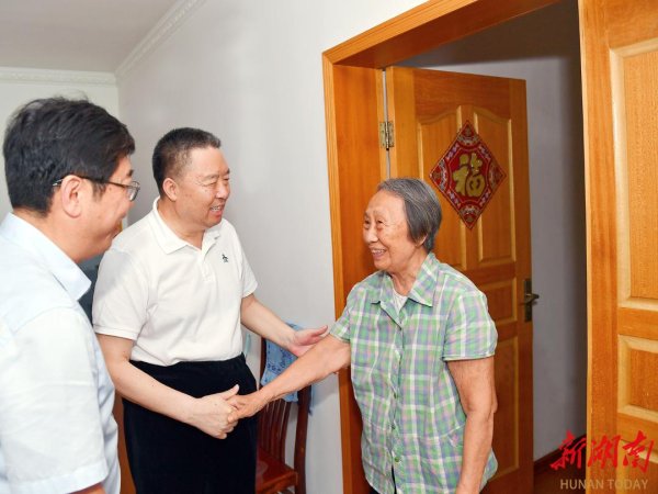 捷希缘配资 毛万春看望慰问老党员 用心用情传递温暖和关怀
